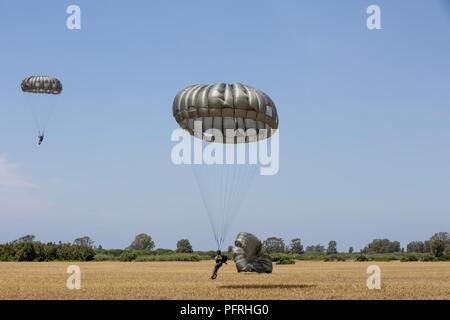 Les Marines américains avec des Groupe Force-Crisis Response-Africa Les Marines et les marins américains-conduite statique sauts de lignes au cours d'un exercice de formation conjointe avec les parachutistes espagnol d'un KC-130 de l'US Air Force à la base navale de Rota, Espagne, le 22 mai 2018. SPMAGTF-CR-AF déployés pour effectuer d'intervention en cas de crise et théâtre-opérations de sécurité en Europe et l'Afrique. Banque D'Images