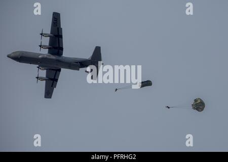 Les Marines américains avec des Groupe Force-Crisis Response-Africa Les Marines et les marins de la Marine américaine à partir de la rampe de saut d'un KC-130 de l'US Air Force au cours d'une faible lumière mixte ligne statique avec saut de parachutistes de la station navale espagnole à Rota, Espagne, le 23 mai, 2018. SPMAGTF-CR-AF déployés pour effectuer d'intervention en cas de crise et théâtre-opérations de sécurité en Europe et l'Afrique. Banque D'Images