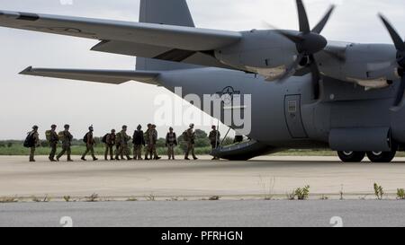 Les Marines américains avec des Groupe Force-Crisis Response-Africa air-sol marin, parachutistes espagnol et de la Marine des marins à bord d'un KC-130 de l'US Air Force au cours d'un exercice conjoint de formation de parachutistes à la base navale de Rota, Espagne, le 23 mai 2018. SPMAGTF-CR-AF déployés pour effectuer d'intervention en cas de crise et théâtre-opérations de sécurité en Europe et l'Afrique. Banque D'Images