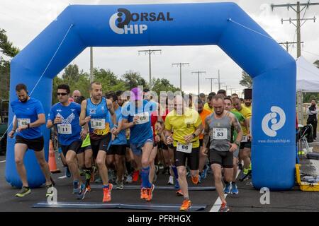 Marines avec des Groupe Force-Crisis Response-Africa air-sol marins, aviateurs, personnel militaire espagnol, les conjoints et les entrepreneurs civils enlever à la début de la No Bull semi-marathon et 10K à la base aérienne de Morón, Espagne, le 25 mai 2018. SPMAGTF-CR-AF déployés pour effectuer d'intervention en cas de crise et théâtre-opérations de sécurité en Europe et l'Afrique. Banque D'Images