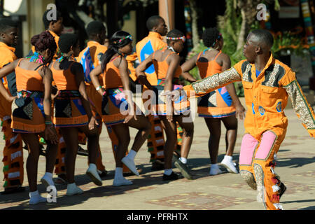 L'homme des jeunes adultes dans la tête d'une robe colorée Zulu groupe de danse traditionnel de chant et de danse. Banque D'Images