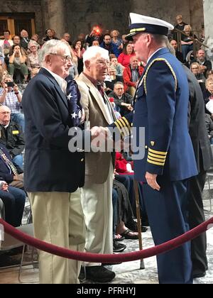 Le capitaine Brendan McPherson, chef du personnel de la Garde côtière canadienne, 13e arrondissement, et Dennis Heck, représentant, le 10e district du congrès de Washington, présente un drapeau pour deux vétérans de la seconde guerre mondiale au cours d'une cérémonie tenue à jour commémoratif de la Washington State Capitol, le 28 mai 2018. La cérémonie a été l'un des deux qui a eu lieu sur le campus de Washington State Capitol ce jour-là. Banque D'Images