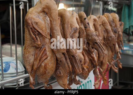 La Thaïlande, Phuket, Phuket Town, Kaset Marché, canards pour vente en dehors de la nourriture stand Banque D'Images