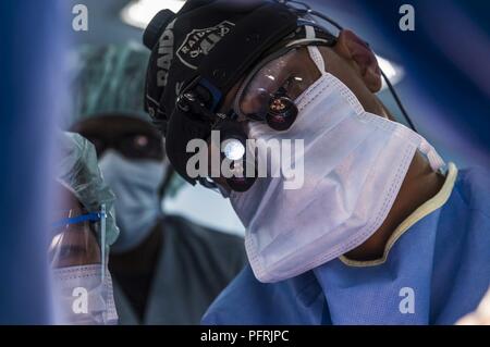 TRANG, Vietnam (30 mai 2018) - Le Lieutenant Cmdr. Art Ambrosio, actuellement affectés à la commande de transport maritime militaire navire-hôpital USNS Mercy (T-AH-19), des extraits de la messe d'un patient pendant une chirurgie du cerveau avec des chirurgiens vietnamiens à l'appui de Partenariat du Pacifique 2018 (PP18). PP18's mission est de travailler ensemble avec l'hôte et les pays partenaires à améliorer l'interopérabilité régionale et de capacités de réaction aux catastrophes, l'augmentation de la stabilité et la sécurité dans la région, et de favoriser de nouvelles amitiés et durable dans toute la région Indo-Pacifique. Partenariat du Pacifique, maintenant dans sa 13e version, est la plus grande rencontre annuelle multi Banque D'Images