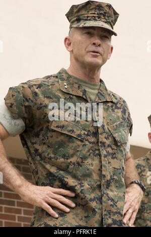 Corps des Marines américains, le général John K. Amour, général commandant la 2e Division, Marine, parle de la réussite de la compétition de la Coupe 2018 Sullivan, sur Camp Lejeune, N.C., 30 mai 2018. Le Sullivan Cup concours est tenu pour déterminer le meilleur équipage de char à travers les différentes branches de l'armée. Banque D'Images