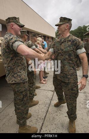 Corps des Marines américains, le général John K. Amour, général commandant la 2e Division de marines, le soldat de première classe, félicite Brian Young, avec 2e bataillon de chars, pour ses réalisations au cours de la compétition de la Coupe 2018 Sullivan, sur Camp Lejeune, N.C., 30 mai 2018. Le Sullivan Cup concours est tenu pour déterminer le meilleur équipage de char à travers les différentes branches de l'armée. Banque D'Images