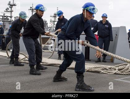 SAN DIEGO (30 mai 2018) Les marins à bord de San Antonio-classe de transport amphibie USS dock Anchorage (LPD 23) une ligne de mouillage lors de l'obtention en cours pour l'unité de formation composite (exercice COMPTUEX). COMPTUEX est le dernier exercice de pré-déploiement qui certifie l'Essex combiné Groupe amphibie (ARG) et la 13e Marine Expeditionary Unit (MEU) capacité à mener des opérations militaires en mer et à terre d'un projet au cours de leur déploiement à venir à l'été 2018. Banque D'Images