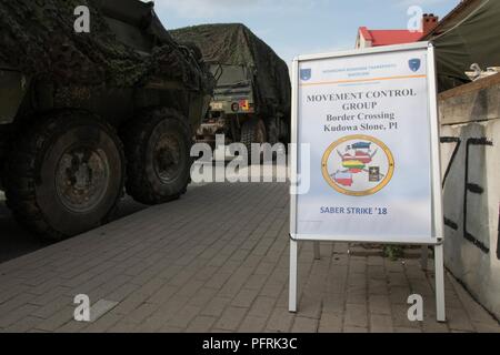 Les habitants de Náchod, Tchéquie, regarder les soldats du 2e régiment de cavalerie (2CR) se préparent à traverser la frontière tchéco-polonaise organise au cours de leur mouvement à la Lituanie convoi Stryker de l'Armée américaine au cours de l'exercice 18 grève Sabre, le 30 mai. 2CR est l'exécution de rapidité de montage d'environ 1 000 véhicules militaires et environ 3 500 soldats avec mouvement à travers la Pologne, la Lituanie, la République tchèque et l'Estonie Banque D'Images