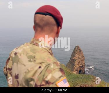 Le Sgt. 1re classe Clyde Tyner, un sergent du peloton scout de cavalerie avec 5e Escadron, 73e Régiment de cavalerie, 3e Brigade Combat Team, 82e Division aéroportée, ressemble au large de la falaise à la Pointe du Hoc lors d'un trajet personnel le 31 mai 2018 en Normandie, France. Tyner et des dizaines d'autres parachutistes représentera la division au cours des visites historiques et des cérémonies qui vous permettront de reconnaître et d'honorer la 82e Abn. Div. parachutistes qui ont sauté, ont combattu et sont morts le Jour J et tout au long de la DEUXIÈME GUERRE MONDIALE. Banque D'Images