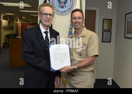 ARLINGTON, Virginie (mai. 31, 2018) Arrière Adm. David Hahn, chef de la recherche navale, présente le capitaine Robert Dexter Conrad Award pour la recherche scientifique à M. Thomas L. Reinecke du Naval Research Laboratory, lors d'une cérémonie tenue à l'Office of Naval Research. Banque D'Images