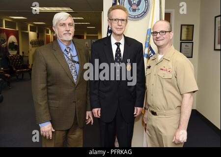 ARLINGTON, Virginie (mai. 31, 2018) Le Dr Thomas L. Reinecke du Naval Research Laboratory (NRL) et récipiendaire du capitaine Robert Dexter Conrad Prix pour réalisations scientifiques, pose pour une photo avec le Dr Bruce Danly, gauche, NRL Directeur de recherche et le Capitaine Scott Moran, NRL Commandant, à la suite d'une cérémonie tenue à l'Office of Naval Research. Banque D'Images