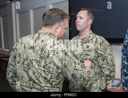 PANAMA CITY, Floride - Naval Surface Warfare Center Panama City (CDSN PCD)COMMANDANT Le Capitaine Aaron Peters, USN, gauche, blouses (chef plongeur de la Marine américaine DSW/EXW/SW) Taylor Arney, USN, droite, avec la Marine et le Marine Corps médaille pour sa médaille du service tout en servant de recherche, de développement, d'essai et l'évaluation des opérations de plongée et sous-chef de production à CDSN PCD. Eddie Green Banque D'Images