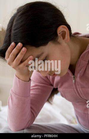 Fille avec la tête dans ses mains, close-up Banque D'Images
