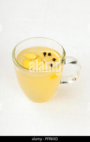 Propolis infusion, épicé avec du gingembre, clou de girofle et de citron dans une tasse en verre, Banque D'Images