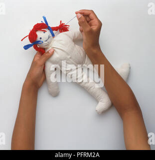 La bouche de couture sur le visage d'une poupée de chiffon Banque D'Images