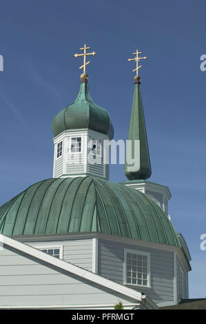 USA, Alaska, Sitka, Cathédrale St Michael, l'Eglise orthodoxe russe, l'oignon vert dome et spire sur l'église en bois fixé contre le ciel bleu Banque D'Images
