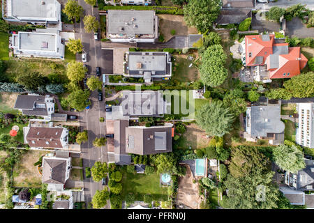 Drone aérien vue de rues de Bonn Bad Godesberg, l'ancienne capitale de l'Allemagne avec un voisinage maison typiquement allemand Banque D'Images