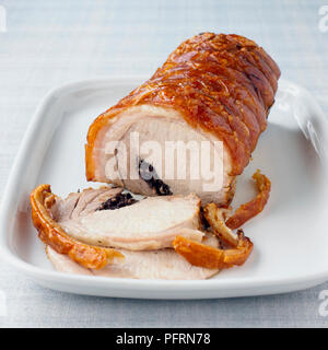 Rôti de porc sur la plaque blanche farcies à l', olives noires et l'origan, close-up Banque D'Images