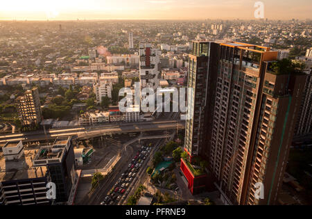 Beau lever de soleil sur la ville lumière avec flare Banque D'Images