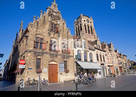 Belgique, Flandre occidentale, Veurne, vue sur la rue et les bâtiments Banque D'Images