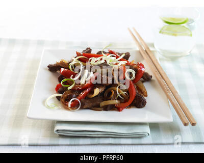 Boeuf Teriyaki servi sur plaque carrée, avec des baguettes Banque D'Images