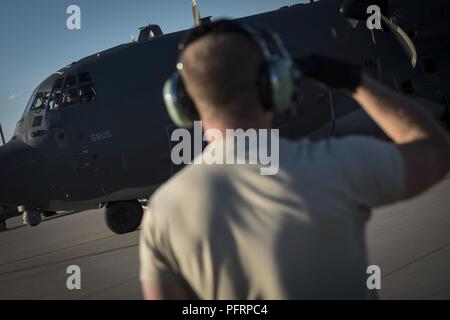 Airman Senior Brandon Conover, 27e Escadron de maintenance (Air d'opérations spéciales de technicien en systèmes d'hydraulique, salue un MC-130J Commando II pilote pendant le décollage à Cannon Air Force Base, N.M., le 30 mai 2018. Conover préparé son avion pour la participation à un travail de nuit que l'épreuve les compétences et la formation d'aéronefs les capacités de coopération. Banque D'Images