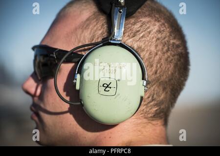 Airman Senior Brandon Conover, 27e Escadron de maintenance (Air d'opérations spéciales de technicien en systèmes d'hydraulique, travaille à Cannon pour plus de deux ans maintenant. Il aime le sentiment de propriété sur un avion, alors qu'il joue un rôle important en veillant à son avion, un commando II MC-130J, peut voler. Banque D'Images