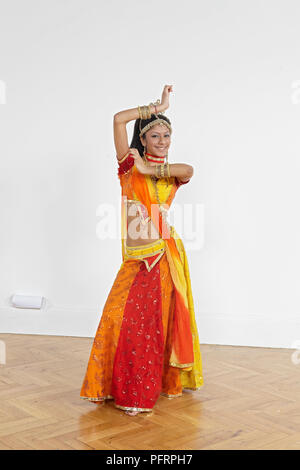 Woman performing Bollywood dance déplacer Banque D'Images