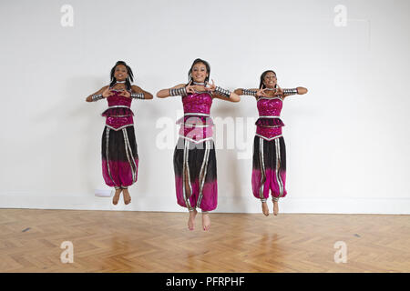 Les adolescentes d'effectuer des mouvements de danse Bollywood (formation) Banque D'Images