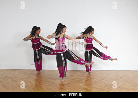 Les adolescentes d'effectuer des mouvements de danse Bollywood (formation) Banque D'Images