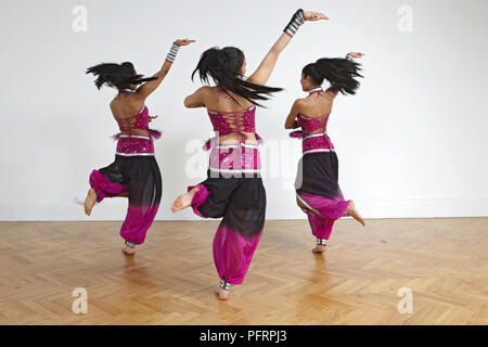 Les adolescentes d'effectuer des mouvements de danse Bollywood (formation) Banque D'Images