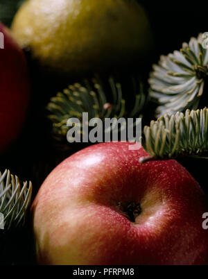 Des pommes rouges et vertes et des aiguilles de pin pièce maîtresse de l'hiver, close-up Banque D'Images