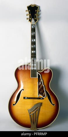 1970 D'Aquisto New Yorker guitare archtop avec cordier f-trous et faites défiler jusqu'inlay sur poupée mobile Banque D'Images