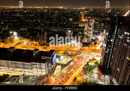 Bangkok city scrapers avec bâtiment élevé dans l'obscurité. Banque D'Images