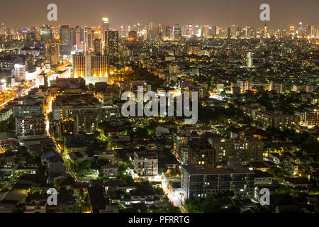 Bangkok city scrapers avec bâtiment élevé dans l'obscurité. Banque D'Images