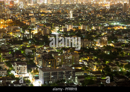 Bangkok city scrapers avec bâtiment élevé dans l'obscurité. Banque D'Images