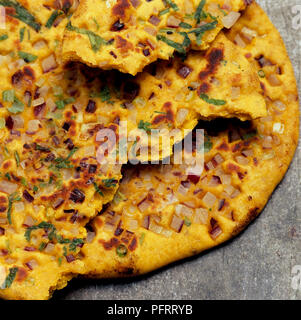 Pois chiches plat roti missi, déchirés et ensemble on wooden table Banque D'Images