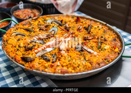 Paella énorme plaque pan avec des fruits de mer et riz espagnole traditionnelle. Banque D'Images