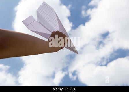 Petit Garçon jouant isolé avion en papier Banque D'Images