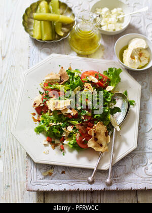 Fattoush, moyen-oriental salade de pain grillé Banque D'Images