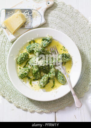 Malfatti alla fiorentina, épinards gnocchi au beurre et de feuilles de sauge Banque D'Images