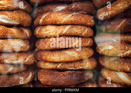 Des piles de pain simit à un blocage de rue à Istanbul, Turquie Banque D'Images