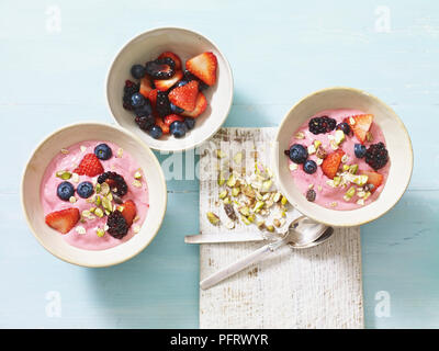 Smoothie banane et Berry Bowl Banque D'Images