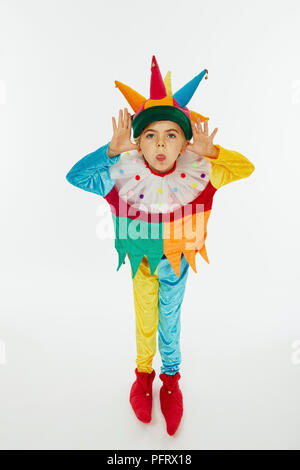 Boy wearing colorful costumes farceur de cour Banque D'Images