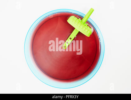 Lolly de glace sur une plaque bleue de fusion Banque D'Images