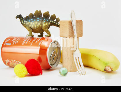 Tous les jours des objets non magnétiques, y compris les dinosaures en caoutchouc, l'aluminium peut, pompons de laine, de bois, d'argent, banane et fourche en Banque D'Images