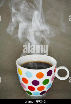 Spotty mug d'une boisson chaude à la vapeur Banque D'Images