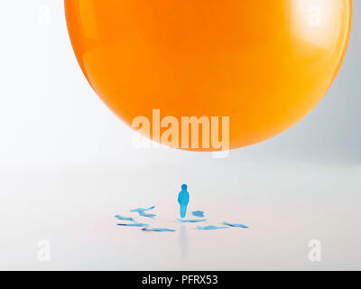 Papier de saut font l'expérience de l'étape 2 des 2 morceaux de papier bleu, en forme de personnes attirées à ballon orange en raison de l'électricité statique Banque D'Images