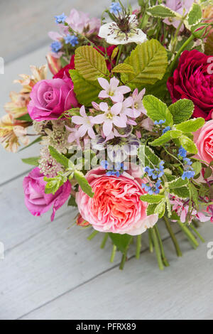 Bouquet attachés à la main Banque D'Images