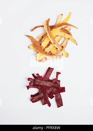 Des tas de pommes de terre et betteraves peel sur fond blanc Banque D'Images